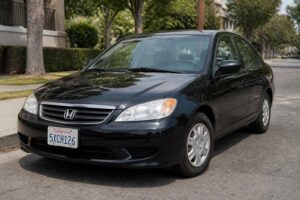 Czarny sedan Honda zaparkowany przy krawężniku na spokojnej, zadrzewionej ulicy