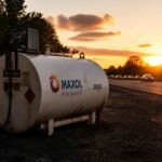 Zbiornik na olej napędowy MAXOL na poboczu drogi o zachodzie słońca